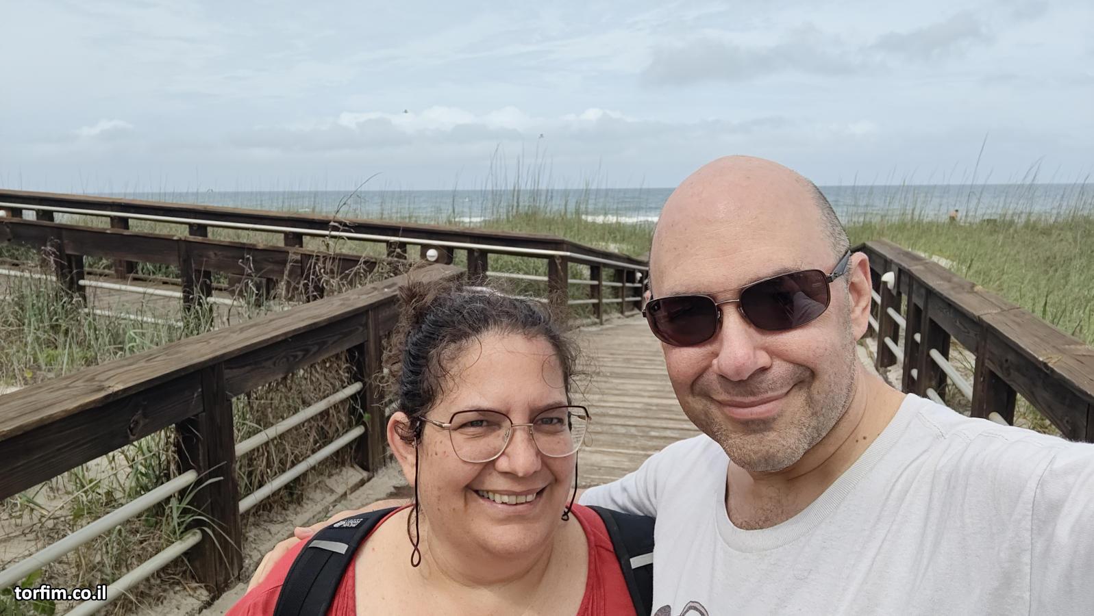 על הטיילת לאורך החוף